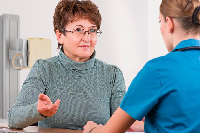 El doctor brinda consejos sobre el lavado a mano